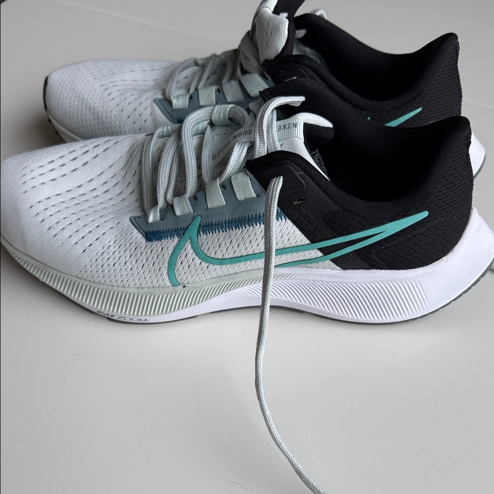 Nike Women's White and Teal zoom Pegasus